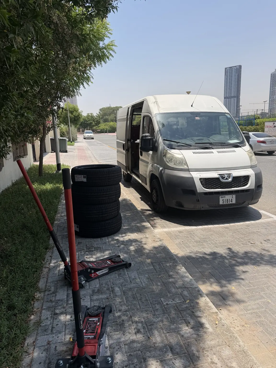 Mobile tyre service vehicle helping with a flat tyre in Dubai